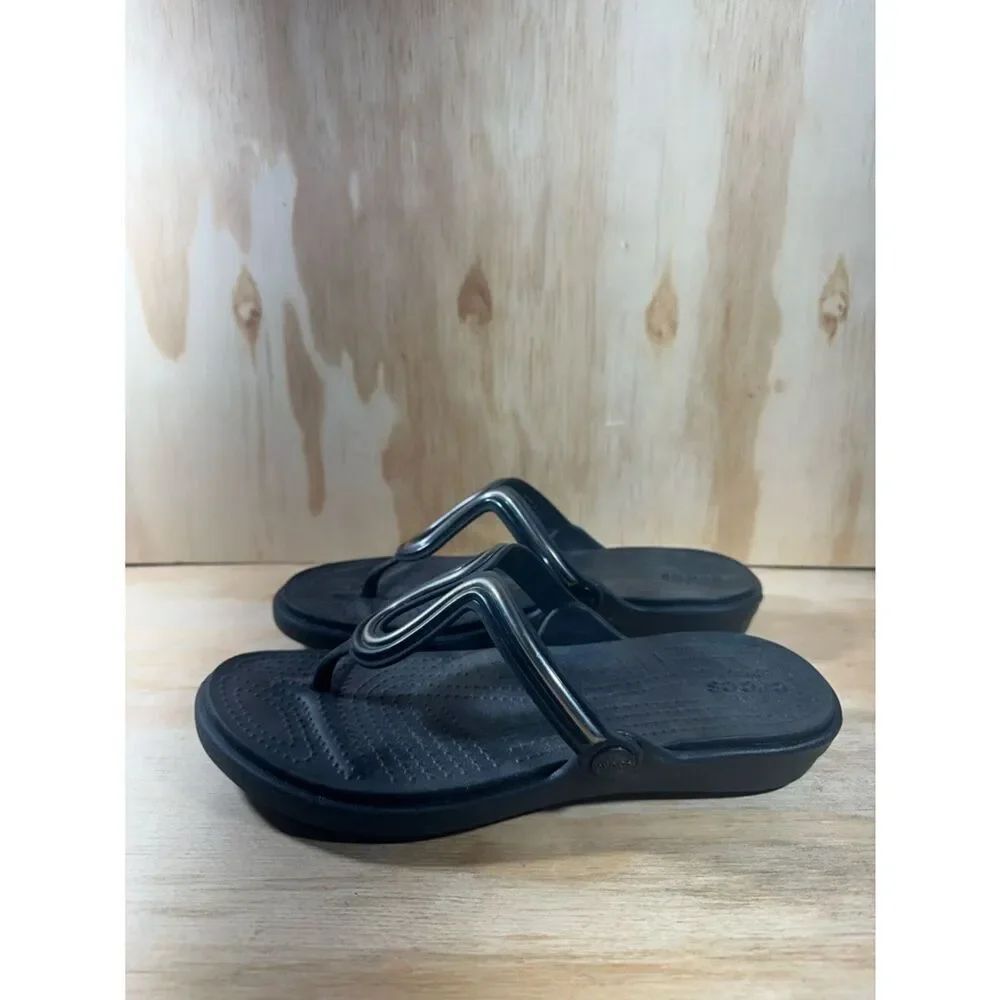 Crocs Sanrah Metal-Block Flip Flop Sandals Women’s Size 9
